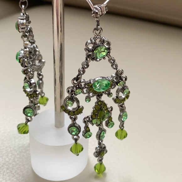 🆕🔥Spectacular Green Chandelier Sparkly Earrings - Picture 2 of 8